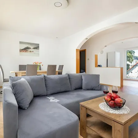 Bright & Spacious Family In With Parking And 3 Balconies By Renters דירה