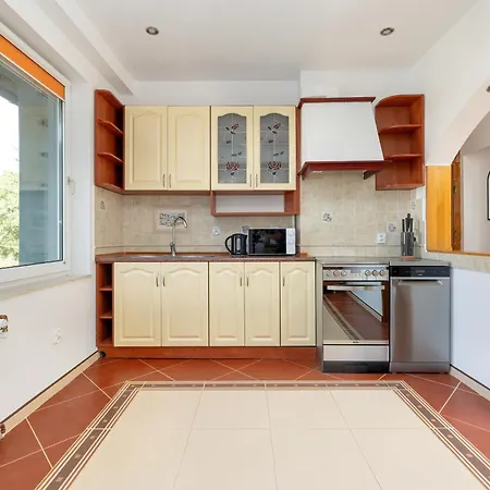 Bright & Spacious Family In With Parking And 3 Balconies By Renters *