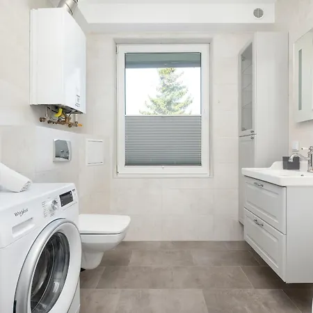 Bright & Spacious Family In With Parking And 3 Balconies By Renters 미엥지즈드로예