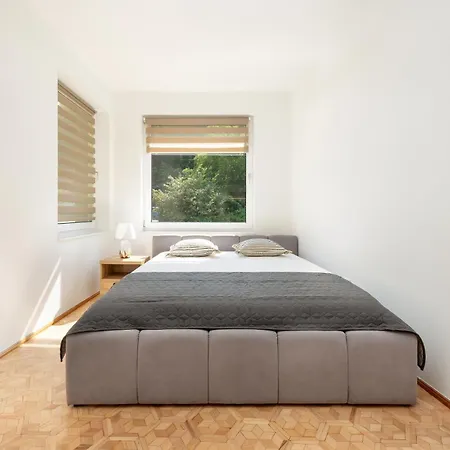 Bright & Spacious Family In With Parking And 3 Balconies By Renters * 미엥지즈드로예