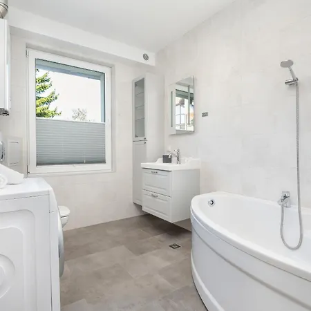 דירה Bright & Spacious Family In With Parking And 3 Balconies By Renters *